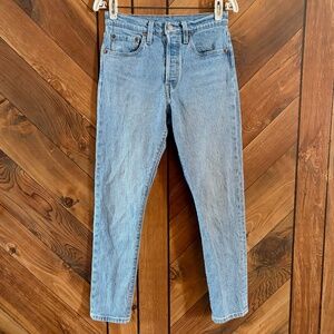 Like New 501 Premium LEVIS Light Wash High Rise Skinny Blue Jeans 26 X 28